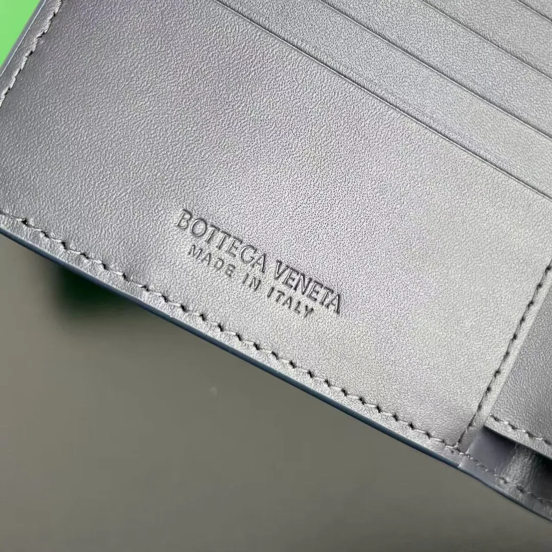 #Bv New Bi-fold Short Clip with Coin Pouch 805654👏 Finally a men’s wallet with a coin pouch! You can easily find change🤏 Made of original cowhide, it is soft and delicate and will make people want to touch it all the time. It is equipped with 4 card slots, 2 banknote compartments, 2 extra pockets, and 1 coin purse. It is very tasteful and low-key. It is very good in terms of texture and practicality. Highly recommended👍👍 Size: 11x9.5 p600